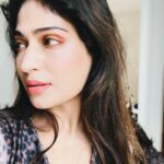 Vijayalakshmi Instagram - Hey Siri, yes make up or no make up? #makeupdays