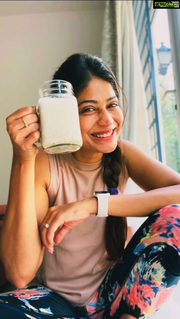 Vijayalakshmi Instagram - Favourite after work out smoothie! Banana Nuts Dates Whey protein Unsweetened almond milk! #thebest