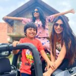 Vijayalakshmi Instagram - We just want to dance among the stars 🤍 #family #vibehigher @feroz_roz @niranjani_ahathian @itsdivyapriya