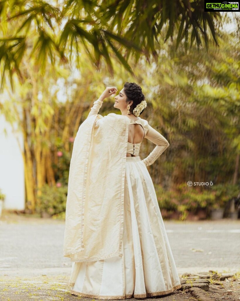 Vijayalakshmi Instagram - Happy onam people 🤌💛 Outfit: @annamstudio ♥️♥️♥️ Photograph: @pictures_by_dhinesh_siva @studio_d_weddings Designed by: @pradeepkumar0606 Styling: @jai_joseph_69 Concept & coordinate by : @pritthvii Mua: @meticulous_makeovers