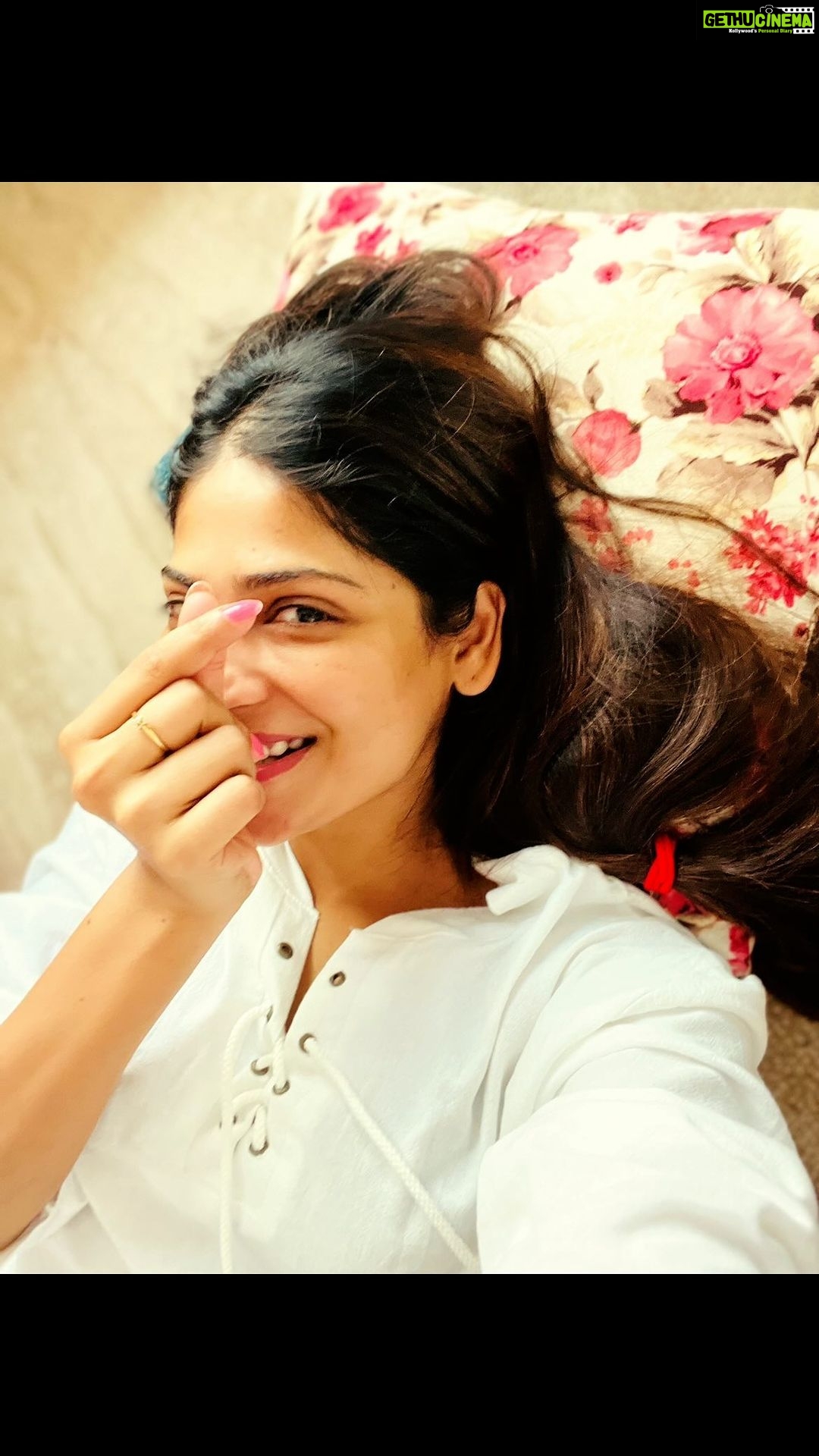Vijayalakshmi Instagram - Organising my room atleast 15 mins every morning is something I follow in 2023. Eveything is just perfect except this space. This has been an untouched task since I know it will demand more than 15 minutes. Finally.. today I had that one hour! I only decide wat to wear when it’s time to get ready. No matter wat the event is I don’t plan anything in advance. Big fan of Trial and error method. I like the thrill of it and that’s y I leave a super mess when I’m done. I’m a 90% changed girl and that 10% is attained today. My room is super organised and clean and Yaaay Happy Sunday 🤗