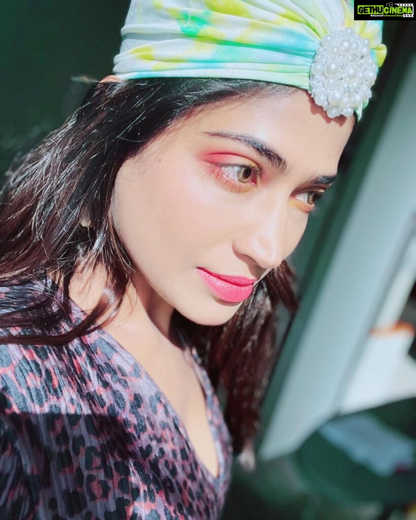 Vijayalakshmi Instagram - Hey Siri, yes make up or no make up? #makeupdays