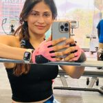 Vijayalakshmi Instagram - Positive mind, good workout, healthy diet, peaceful sleep, happy vibes and loads of lovely people around.. make you #reverseage In my case last two pics play a major role ♥️ @feroz_roz