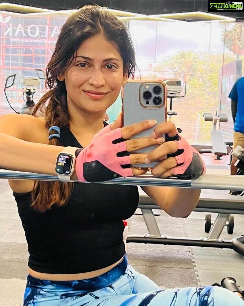 Vijayalakshmi Instagram - Positive mind, good workout, healthy diet, peaceful sleep, happy vibes and loads of lovely people around.. make you #reverseage In my case last two pics play a major role ♥️ @feroz_roz