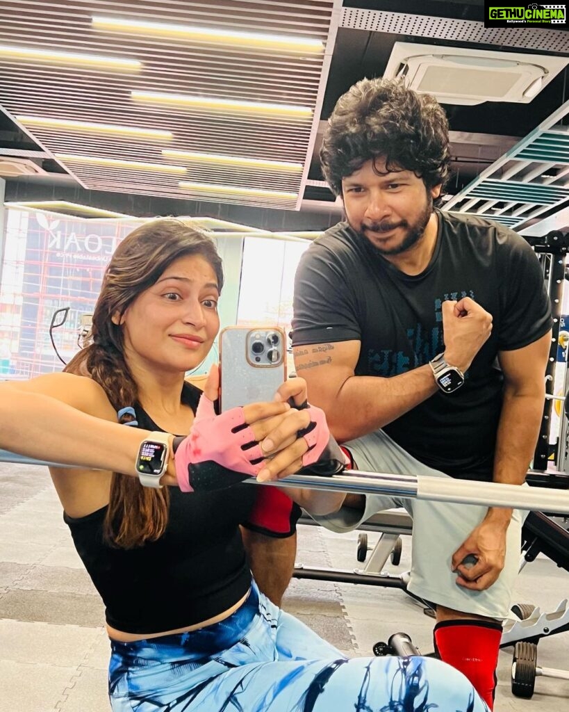 Vijayalakshmi Instagram - Positive mind, good workout, healthy diet, peaceful sleep, happy vibes and loads of lovely people around.. make you #reverseage In my case last two pics play a major role ♥️ @feroz_roz
