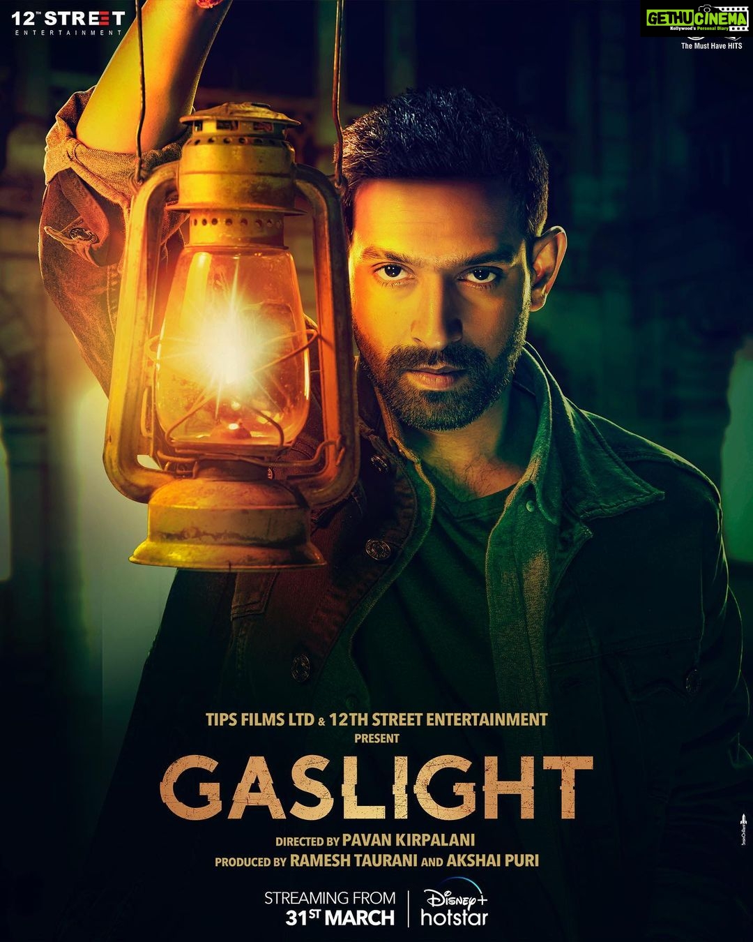 Vikrant Massey Instagram - Main hoon Kapil, aur khooni ki talaash jaari hai har pal. Kahan chhipa hai woh? #Gaslight streaming on 31st March. #GaslightOnHotstar @saraalikhan95 @vikrantmassey @chitrangda @rameshtaurani @akshaipuri @pavankirpalani @jaya.taurani @rahuldevofficial @akshay0beroi @ragul_dharuman @tipsfilmsofficial @12thstreetentertainment_film @castingchhabra