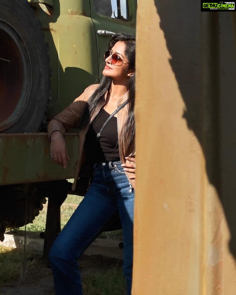 Vimala Raman Instagram - Art of camouflage 🤎💚😎 . . . #camouflage #hungary #budapest #colors #history #army #love #raw #spring #travel #travelgram #europe #telugucinema #tamilcinema #actor #actress #vimalaraman