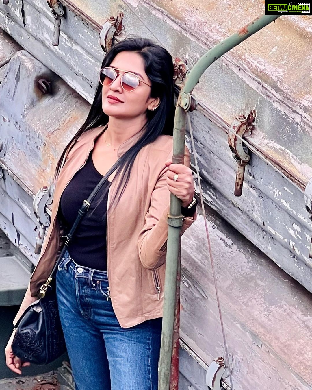 Vimala Raman Instagram - Art of camouflage 🤎💚😎 . . . #camouflage #hungary #budapest #colors #history #army #love #raw #spring #travel #travelgram #europe #telugucinema #tamilcinema #actor #actress #vimalaraman