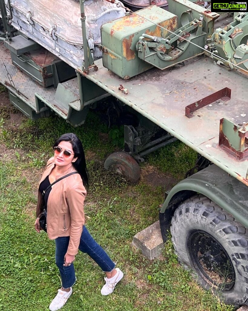 Vimala Raman Instagram - Art of camouflage 🤎💚😎 . . . #camouflage #hungary #budapest #colors #history #army #love #raw #spring #travel #travelgram #europe #telugucinema #tamilcinema #actor #actress #vimalaraman