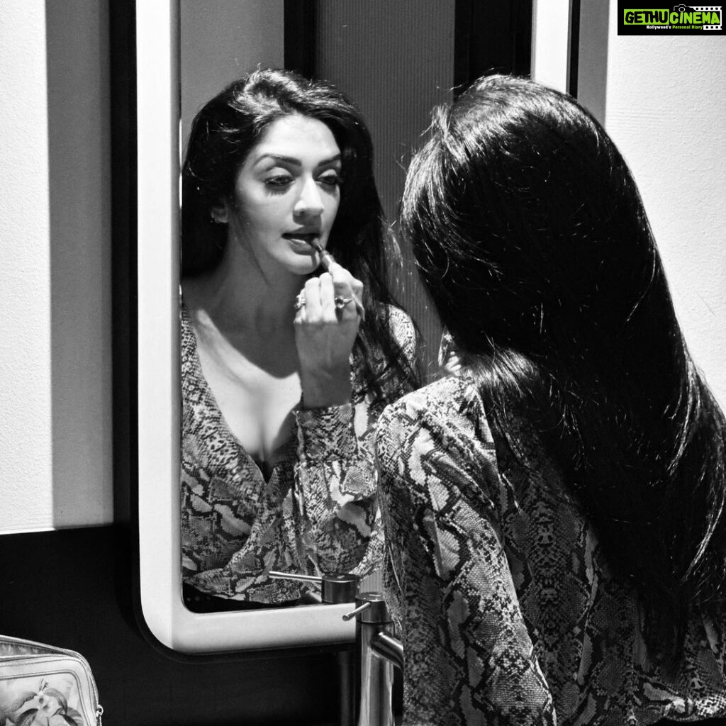 Vimala Raman Instagram - Reflections🪞 . . . #reflection #candid #bw #selflove #blackandwhite #movies #cinema #mirror #new #love #mystyle #actor #actress #vimalaraman