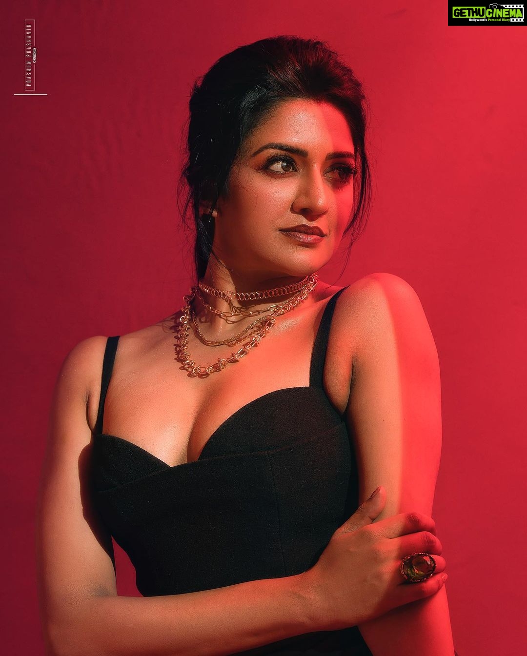 Vimala Raman Instagram - @vimraman 🔥 Shot by @prachuprashanth ✨ .. .. Styled by Thoorigaikabilan ✨ .. .. Makeup @makeupibrahim ✨ .. .. Hair @hairstylists_vijayaraghavan ✨ .. .. Shot at @vybn_studio ✨ .. .. #chennaifashion #chennaimodel #she #detail #gameoftones # #portraits #faceshots #prachuprashanth #prashunprashanth #prashunprashanthsridhar #chennaifashion #chennaimodel #she #experimentalfashion #pastels #tones #gameoftones #prashunprashanthsridhar #prashunprashanth #chennaifashionphotographer #chennaifashionphotography #chennaicommercialphotographer Chennai, India