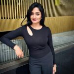 Vimala Raman Instagram - Black and Gold 🖤🪄 . . . #blackandgold #black #home #vacay #autumn #beauty #cinema #sydney #australia #cbd #fashion #mystyle #actor #actress #vimalaraman #lifeisbeautiful India