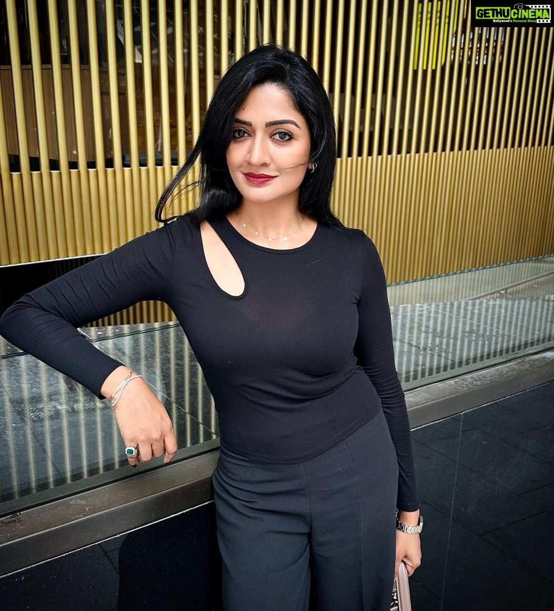 Vimala Raman Instagram - Black and Gold 🖤🪄 . . . #blackandgold #black #home #vacay #autumn #beauty #cinema #sydney #australia #cbd #fashion #mystyle #actor #actress #vimalaraman #lifeisbeautiful India