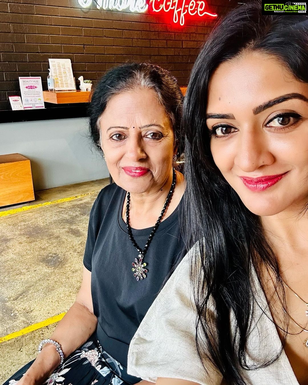 Vimala Raman Instagram - “There is no limit to what we, as women can accomplish” - #michelleobama 💪🏽❤️ Wishing all the amazing women out there starting with my selfless gorgeous mummy @santababy91 😘❤️ 🙏🏻👩👧 #happywomensday #internationalwomensday #woman #women #womenempowerment #itsallaboutyou #mother #love #beauty #besties #womanstyle #womensupportingwomen #actress #vimalaraman #lifeisgood