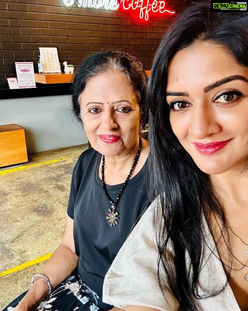 Vimala Raman Instagram - “There is no limit to what we, as women can accomplish” - #michelleobama 💪🏽❤️ Wishing all the amazing women out there starting with my selfless gorgeous mummy @santababy91 😘❤️ 🙏🏻👩‍👧 #happywomensday #internationalwomensday #woman #women #womenempowerment #itsallaboutyou #mother #love #beauty #besties #womanstyle #womensupportingwomen #actress #vimalaraman #lifeisgood