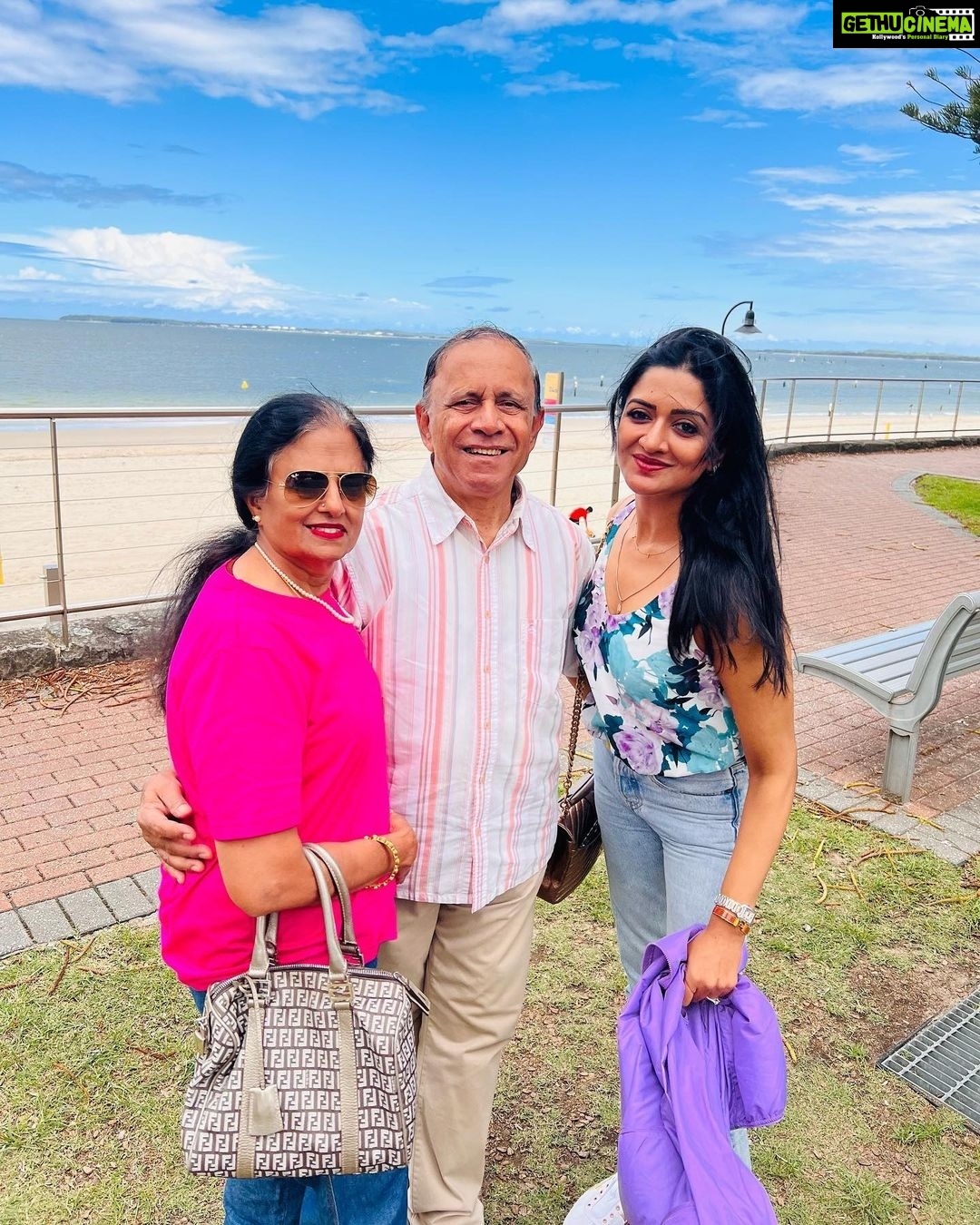 Vimala Raman Instagram - Finally the family together after years β¦ with my one and only anna β¦ πβ€οΈπ«Άπ½π―ββοΈ Happy Anniversary to my gorgeous parents ππππ§Ώπ§Ώπ§Ώ . . #family #familytime #bigbrother #backhome #backtobase #brothersisterlove #blessed #grateful #actor #actress #vimalaraman #lifeisbeautiful Sydney, Australia