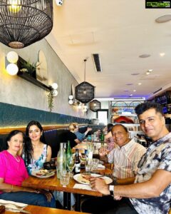 Vimala Raman Instagram - 23.1.23 And this time it was a special birthday so grateful to spend it with my family back home ❤️💞🥰😘🫶🏽

#birthday #hbd #family #home #sydney #gratitude #blessed #blessedwiththebest  #vimalaraman #actor #lifeisbeautiful