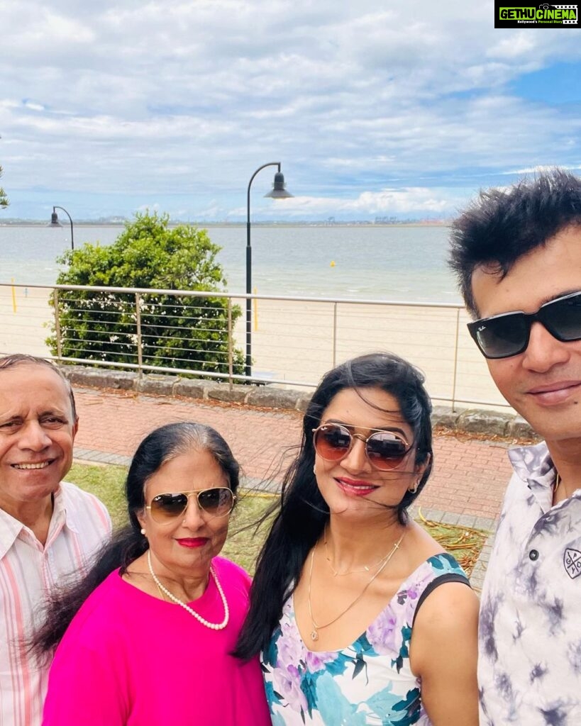 Vimala Raman Instagram - 23.1.23 And this time it was a special birthday so grateful to spend it with my family back home ❤️💞🥰😘🫶🏽 #birthday #hbd #family #home #sydney #gratitude #blessed #blessedwiththebest #vimalaraman #actor #lifeisbeautiful Sydney, Australia