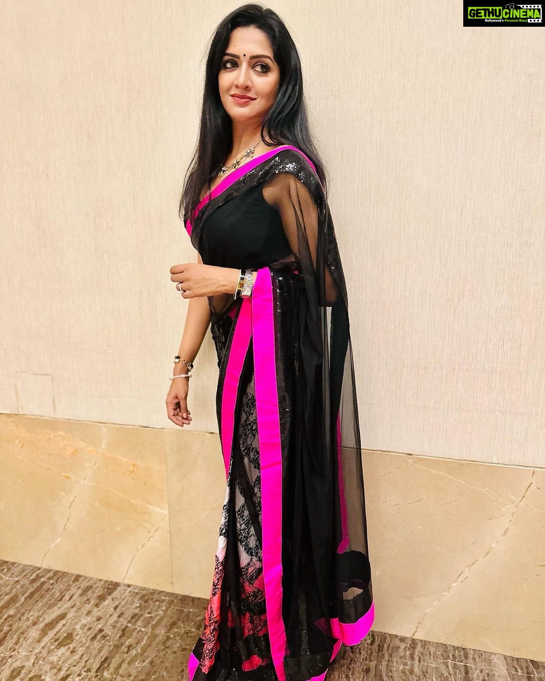 Vimala Raman Instagram - 💖🖤 . . . #saturdaynight #aboutlastnight #sareelove #saree #sareestyle #sareelovers #mystyle #blacksaree #hotpink #actor #actress #vimalaraman #lifeisbeautiful