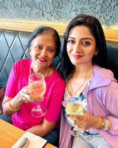 Vimala Raman Instagram - 23.1.23 And this time it was a special birthday so grateful to spend it with my family back home ❤️💞🥰😘🫶🏽 #birthday #hbd #family #home #sydney #gratitude #blessed #blessedwiththebest #vimalaraman #actor #lifeisbeautiful Sydney, Australia