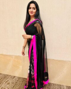 Vimala Raman Instagram - 💖🖤
.
.
.
#saturdaynight #aboutlastnight #sareelove #saree #sareestyle #sareelovers #mystyle #blacksaree #hotpink #actor #actress #vimalaraman #lifeisbeautiful
