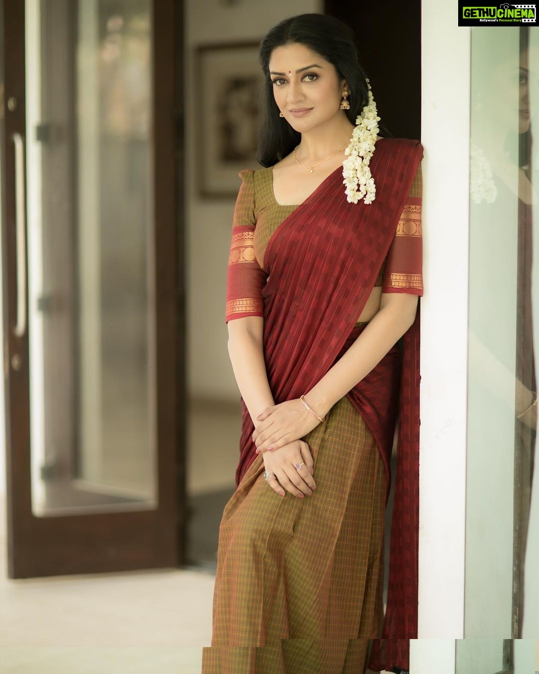 Vimala Raman Instagram - Tamil Ponnu π₯°β€οΈ Love my team for this u guys rock β€οΈππ» Shot by the amazing @camerasenthil π #makeupartist @makeupibrahim #hairstylist @hairstylists_vijayaraghavan @yasinhairstylist #styling @ivalinmabia #oragnisation @rrajeshananda . . #latest #photoshoot #shoot #halfsaree #tamil #traditional #indianoutfit #style #fashion #culture #actor #actress #vimalaraman