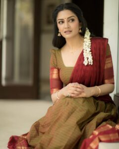 Vimala Raman Instagram - Tamil Ponnu 🥰❤️ Love my team for this u guys rock ❤️🙏🏻 Shot by the amazing @camerasenthil 😘 #makeupartist @makeupibrahim #hairstylist @hairstylists_vijayaraghavan @yasinhairstylist #styling @ivalinmabia #oragnisation @rrajeshananda . . #latest #photoshoot #shoot #halfsaree #tamil #traditional #indianoutfit #style #fashion #culture #actor #actress #vimalaraman