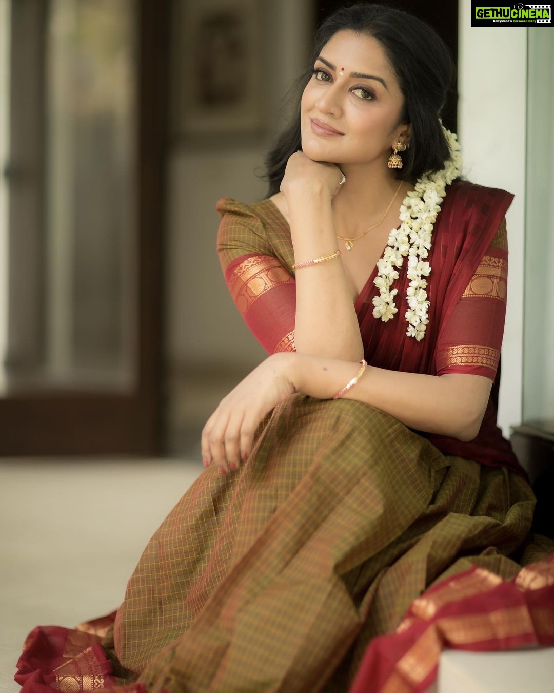 Vimala Raman Instagram - Tamil Ponnu π₯°β€οΈ Love my team for this u guys rock β€οΈππ» Shot by the amazing @camerasenthil π #makeupartist @makeupibrahim #hairstylist @hairstylists_vijayaraghavan @yasinhairstylist #styling @ivalinmabia #oragnisation @rrajeshananda . . #latest #photoshoot #shoot #halfsaree #tamil #traditional #indianoutfit #style #fashion #culture #actor #actress #vimalaraman