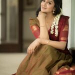 Vimala Raman Instagram – Tamil Ponnu 🥰❤️

Love my team for this u guys rock ❤️🙏🏻
Shot by the amazing @camerasenthil 😘
#makeupartist @makeupibrahim 
#hairstylist @hairstylists_vijayaraghavan @yasinhairstylist 
#styling @ivalinmabia 
#oragnisation @rrajeshananda 
.
.
#latest #photoshoot #shoot #halfsaree #tamil #traditional #indianoutfit #style #fashion #culture #actor #actress #vimalaraman
