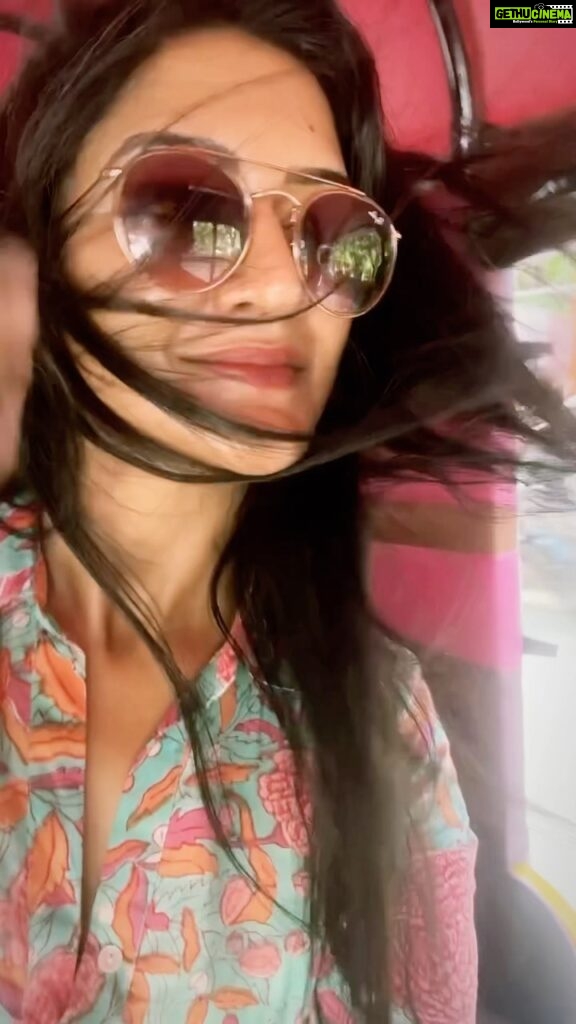 Vimala Raman Instagram - We doin this in style 😎 🛺 …. #autoride to the rescue .. 🛺 💛 . . . #auto #onthewaytowork #carbrokedown #summer #totherescue #autoridereel #chennai #perks #beautyofindia #fun #love #beenawhile #reelitfeelit #reelsinstagram #dangertwins #style #actor #actress #vimalaraman