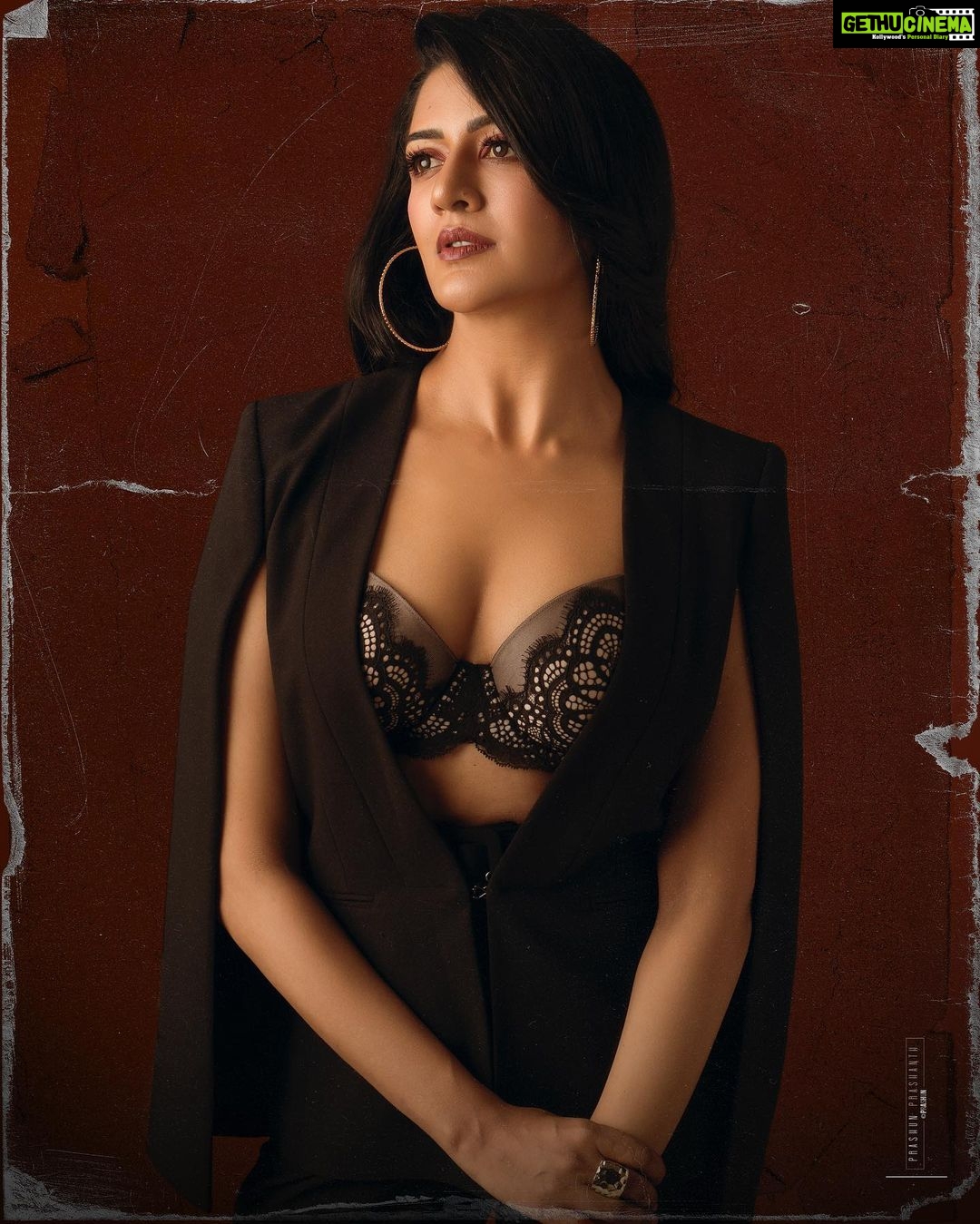 Vimala Raman Instagram - A little Sass & Sizzle π₯π Fun shoot with my super team β€οΈπ #photographer @prachuprashanth #styling #thoorigaikabilan #makeupartist @makeupibrahim #hair @hairstylists_vijayaraghavan @yasinhairstylist #studio @vybn_studio . . . #whynot #latest #new #shoot #photoshoot #experimental #fashion #photography #chennai #fashionphotographer #suitstyle #style #fashion #gameoftones #fashionshoot #fun #indiancinema #actor #actress #vimalaraman #lifeisgood