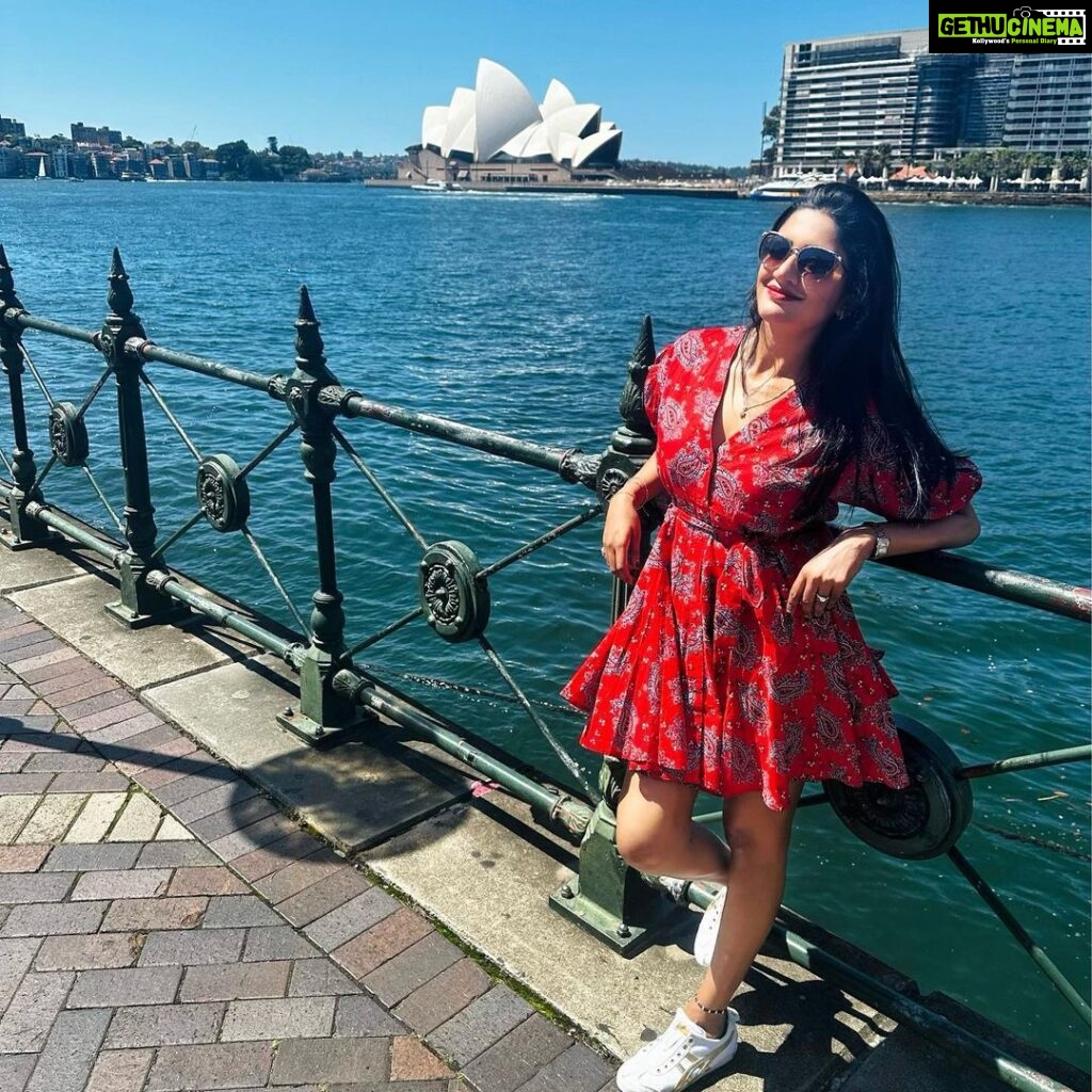 Vimala Raman Instagram - Take me back … ❤️😍🍎 . . #neverenough #operahouse #harbourside #beingatouristinmyowncity #sea #sydneycity #red #love #sydney #downunder #australia #home #scenic #sunkissed #vitamind summer #takemeback #favorite #actor #vimalaraman