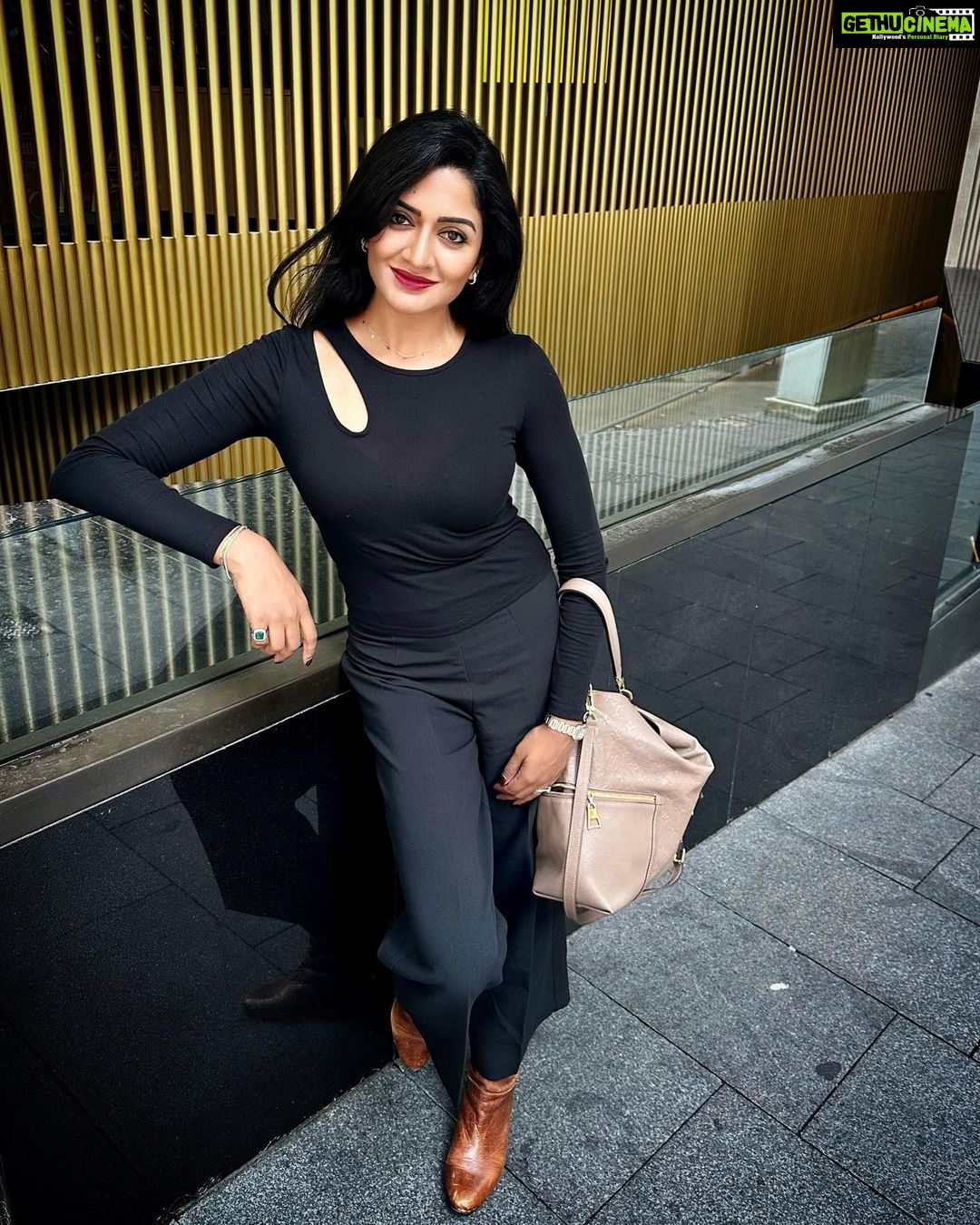 Vimala Raman Instagram - Black and Gold 🖤🪄 . . . #blackandgold #black #home #vacay #autumn #beauty #cinema #sydney #australia #cbd #fashion #mystyle #actor #actress #vimalaraman #lifeisbeautiful India