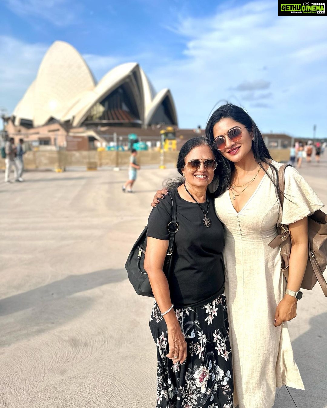 Vimala Raman Instagram - “There is no limit to what we, as women can accomplish” - #michelleobama 💪🏽❤️ Wishing all the amazing women out there starting with my selfless gorgeous mummy @santababy91 😘❤️ 🙏🏻👩👧 #happywomensday #internationalwomensday #woman #women #womenempowerment #itsallaboutyou #mother #love #beauty #besties #womanstyle #womensupportingwomen #actress #vimalaraman #lifeisgood