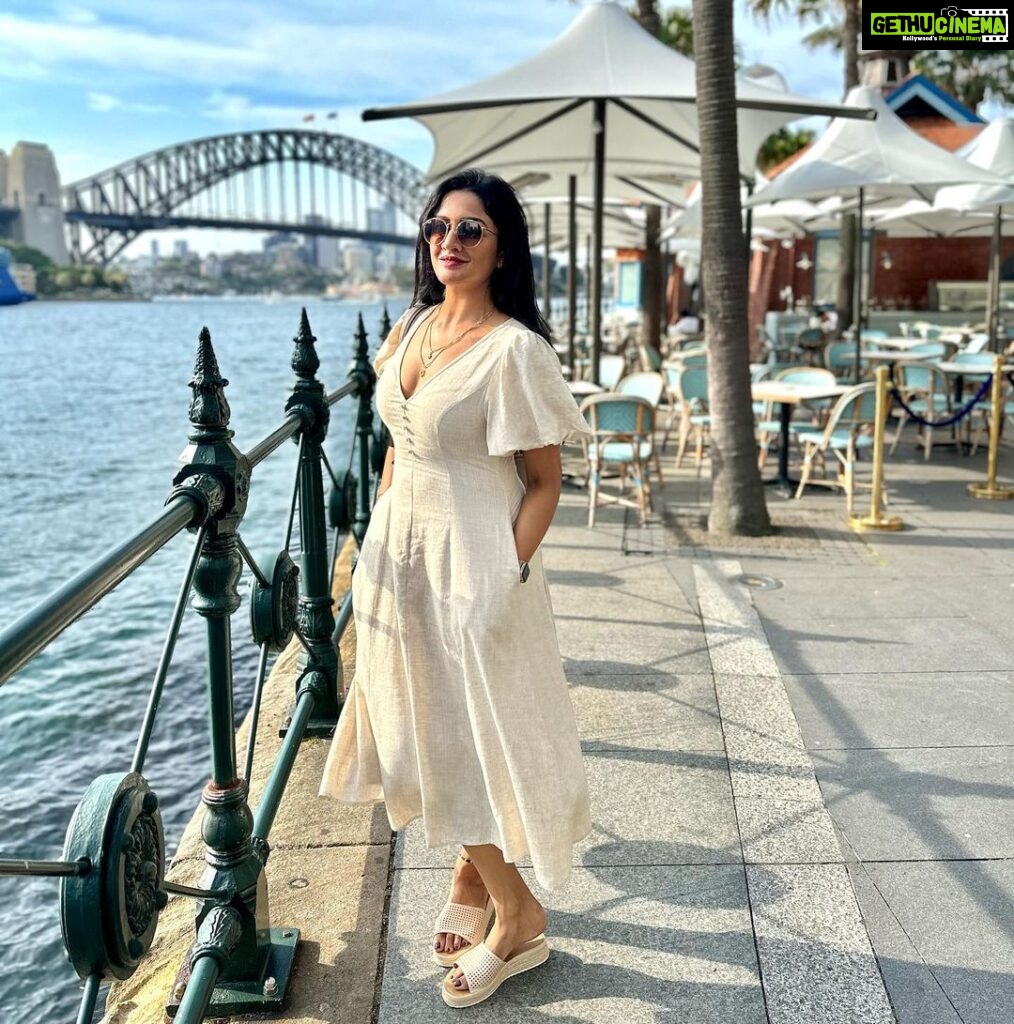 Vimala Raman Instagram - Sydney sider 😎🫶🏽🇦🇺 📸 #photography by my amazing #mum @santababy91 😘❤️😘 . . . #sydneysider #sydney #harbourbridge #city #circularquay #myhome #aussie #neverenough #love #beauty #australia #thebest #summer #actor #actress #vimalaraman #lifeisbeautiful