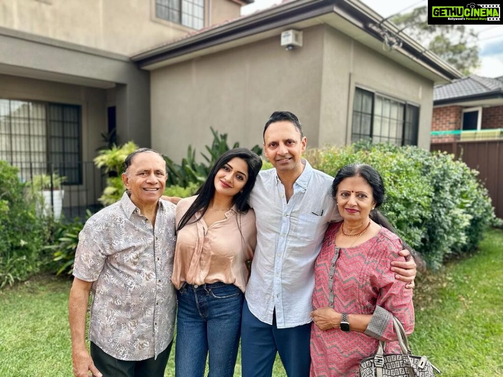 Vimala Raman Instagram - Finally the family together after years … with my one and only anna … 😍❤️🫶🏽👯‍♀️ Happy Anniversary to my gorgeous parents 😘😘😘🧿🧿🧿 . . #family #familytime #bigbrother #backhome #backtobase #brothersisterlove #blessed #grateful #actor #actress #vimalaraman #lifeisbeautiful Sydney, Australia