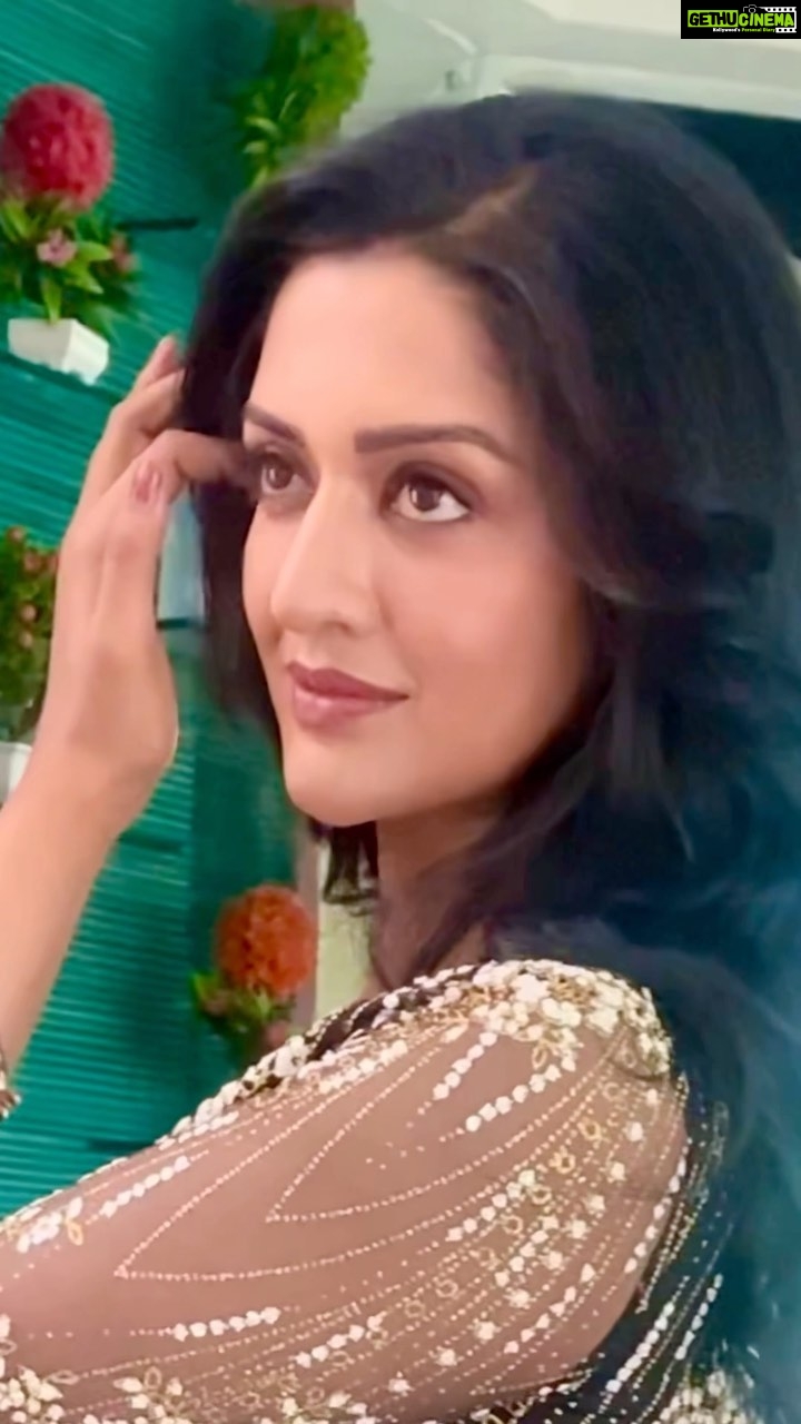 Vimala Raman Instagram - Game of Posing π€ππΌπ With my cutest team of talent π«Άπ½β€οΈπ @camerasenthil @rrajeshananda @makeupibrahim @hairstylists_vijayaraghavan @yasinhairstylist . . #reels #reelitfeelit #pose #bts #btsreels #photoshoot #latest #new #shoot #team #shootlife #actor #actress #vimalaraman #lifeisbeautiful