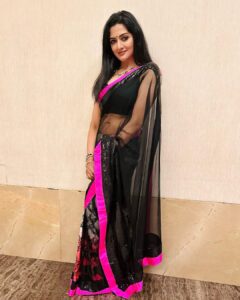 Vimala Raman Instagram - 💖🖤
.
.
.
#saturdaynight #aboutlastnight #sareelove #saree #sareestyle #sareelovers #mystyle #blacksaree #hotpink #actor #actress #vimalaraman #lifeisbeautiful