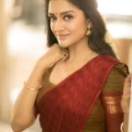 Vimala Raman Instagram - Southie ❤️🥰😎 Can only love and thank this incredible team ❤️🙏🏻 #photographer @camerasenthil 😘 #makeupartist @makeupibrahim #hairstylist @hairstylists_vijayaraghavan @yasinhairstylist #styling @ivalinmabia #oragnisation @rrajeshananda . . #latest #photoshoot #shoot #halfsaree #tamil #traditional #indianoutfit #style #southindian #southie #picoftheday #love #simplicity #fashion #culture #actor #actress #vimalaraman