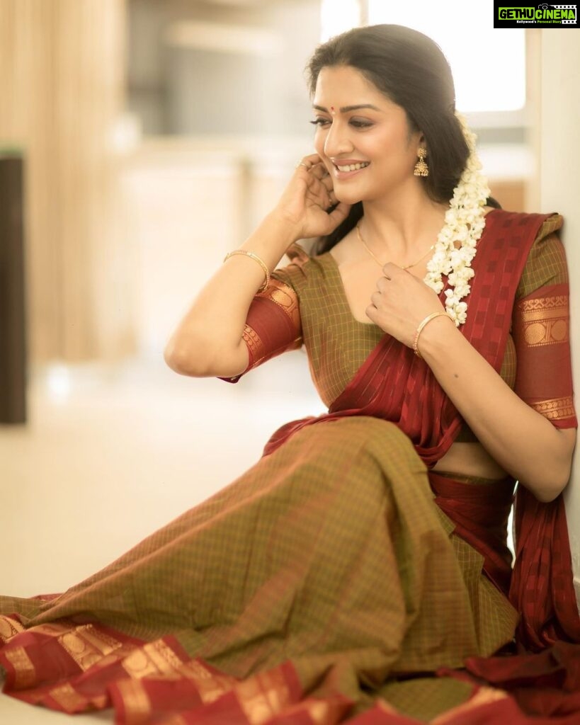 Vimala Raman Instagram - There’s just something so playful about a half saree ❤️🙃 Love my team for this u guys rock ❤️🙏🏻 Shot by the amazing @camerasenthil 😘 #makeupartist @makeupibrahim #hairstylist @hairstylists_vijayaraghavan @yasinhairstylist #styling @ivalinmabia #oragnisation @rrajeshananda . . #latest #photoshoot #shoot #halfsaree #saree #tamil #playful #cute #traditional #indianoutfit #style #fashion #culture #actor #actress #vimalaraman #lifeisbeautiful