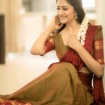 Vimala Raman Instagram - Tamil Ponnu 🥰❤️ Love my team for this u guys rock ❤️🙏🏻 Shot by the amazing @camerasenthil 😘 #makeupartist @makeupibrahim #hairstylist @hairstylists_vijayaraghavan @yasinhairstylist #styling @ivalinmabia #oragnisation @rrajeshananda . . #latest #photoshoot #shoot #halfsaree #tamil #traditional #indianoutfit #style #fashion #culture #actor #actress #vimalaraman