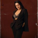 Vimala Raman Instagram - A little Sass & Sizzle 💥😎 Fun shoot with my super team ❤️😍 #photographer @prachuprashanth #styling #thoorigaikabilan #makeupartist @makeupibrahim #hair @hairstylists_vijayaraghavan @yasinhairstylist #studio @vybn_studio . . . #whynot #latest #new #shoot #photoshoot #experimental #fashion #photography #chennai #fashionphotographer #suitstyle #style #fashion #gameoftones #fashionshoot #fun #indiancinema #actor #actress #vimalaraman #lifeisgood