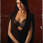 Vimala Raman Instagram - A little Sass & Sizzle 💥😎 Fun shoot with my super team ❤️😍 #photographer @prachuprashanth #styling #thoorigaikabilan #makeupartist @makeupibrahim #hair @hairstylists_vijayaraghavan @yasinhairstylist #studio @vybn_studio . . . #whynot #latest #new #shoot #photoshoot #experimental #fashion #photography #chennai #fashionphotographer #suitstyle #style #fashion #gameoftones #fashionshoot #fun #indiancinema #actor #actress #vimalaraman #lifeisgood