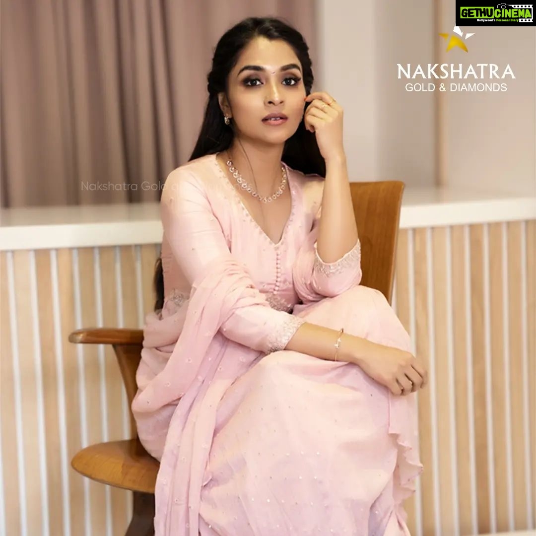 Vinitha Koshy Instagram - A little sparkle and a lot of shine ✨ In frame: @koshyvinitha For more details please contact @ +918589826366 #nakshatragoldanddiamonds #diamonds #diamondjewellery #diamondnecklaces #jewellerymaker #jewelryinspiration #diamondaddict #l4lavendermedia Nakshatra Gold and Diamonds