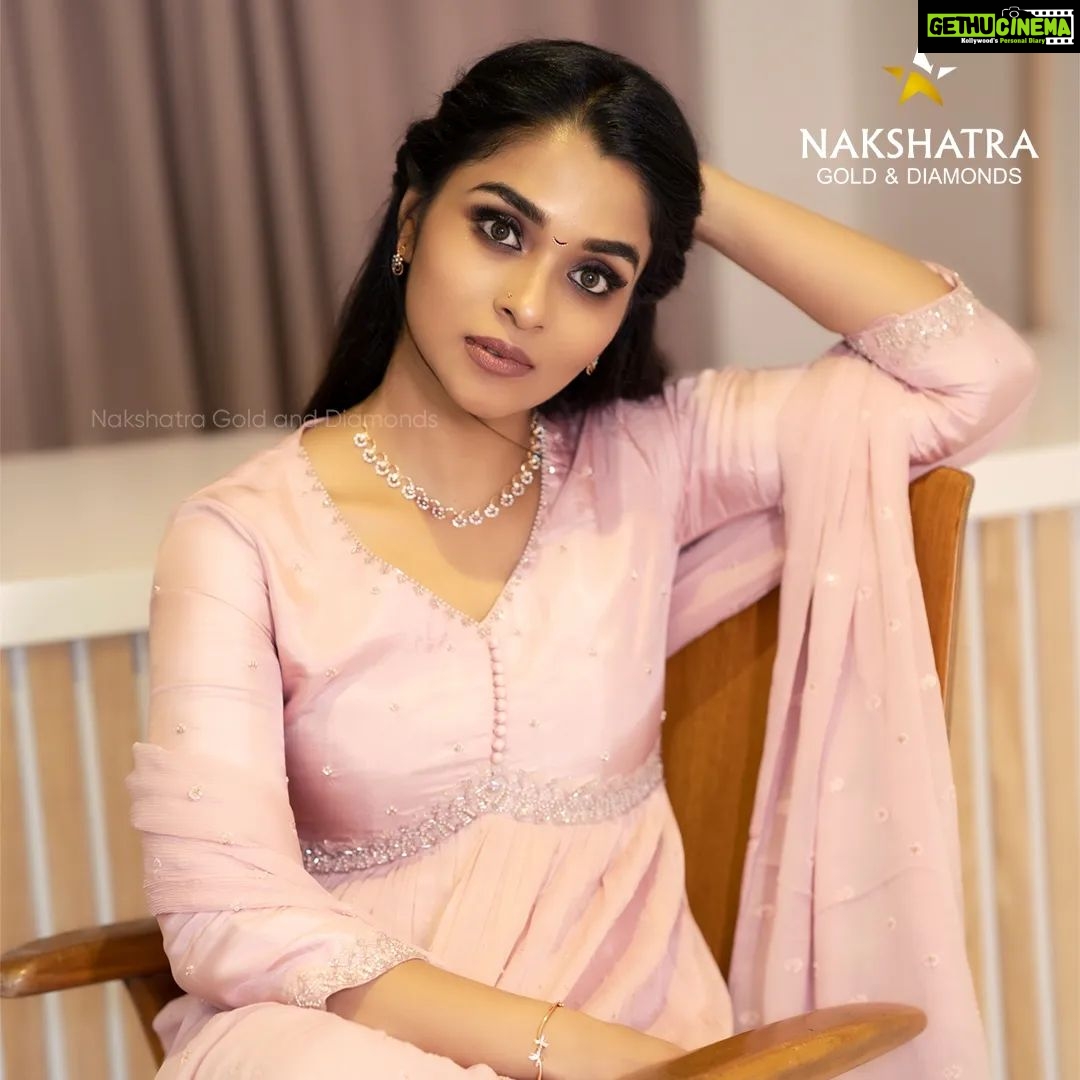 Vinitha Koshy Instagram - A little sparkle and a lot of shine ✨ In frame: @koshyvinitha For more details please contact @ +918589826366 #nakshatragoldanddiamonds #diamonds #diamondjewellery #diamondnecklaces #jewellerymaker #jewelryinspiration #diamondaddict #l4lavendermedia Nakshatra Gold and Diamonds