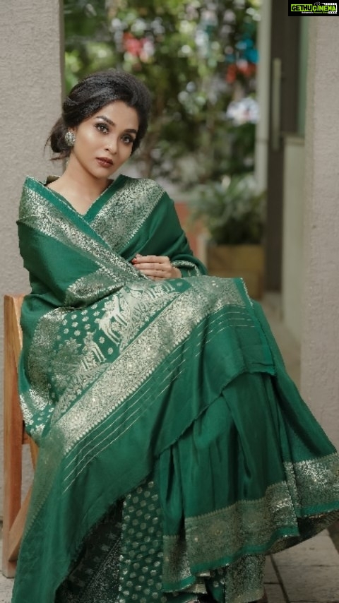 Vinitha Koshy Instagram - Silver threaded bottle green banarasi silk saree. Available at AH design label. Muse : @koshyvinitha Video : @digin_varghese #vinithakoshy #ahdesignlabel #kerala #saree #banarasisaree #kochi #mallu #kochidiaries #photography #keralawedding #keralabride #bride #kollam #calicut #malluswag #moj #mollywood #keralagram Kochi, India