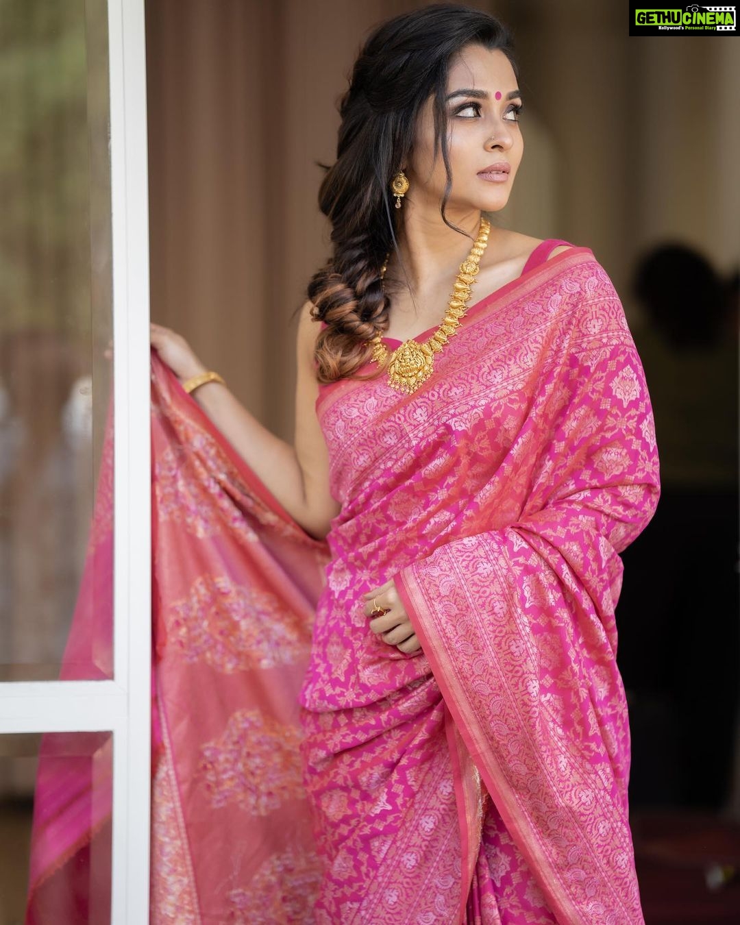 Vinitha Koshy Instagram - PC @ashiq_rahim Costume @pastelsdesignstudio Make up @aishamuhsina Jewellery @nakshatragoldanddiamonds Agency @chiramelmediaworks Brand consultant @abithahemington Creative Director @babinchiramel
