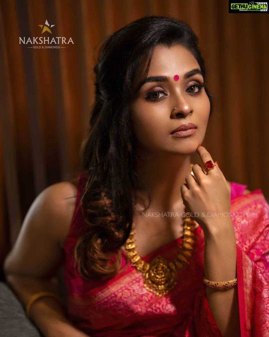 Vinitha Koshy Instagram - Gorgeous Vinitha Koshy @koshyvinitha looks stunning in our traditional and elegant Nagas collection.. #nakshatra #goldanddiamonds #nakshatraaluva #Vinithakoshy #nagascollection #gold #traditionaljewelry #traditionaljewelleryindia #goldanddiamonds Nakshatra Gold and Diamonds