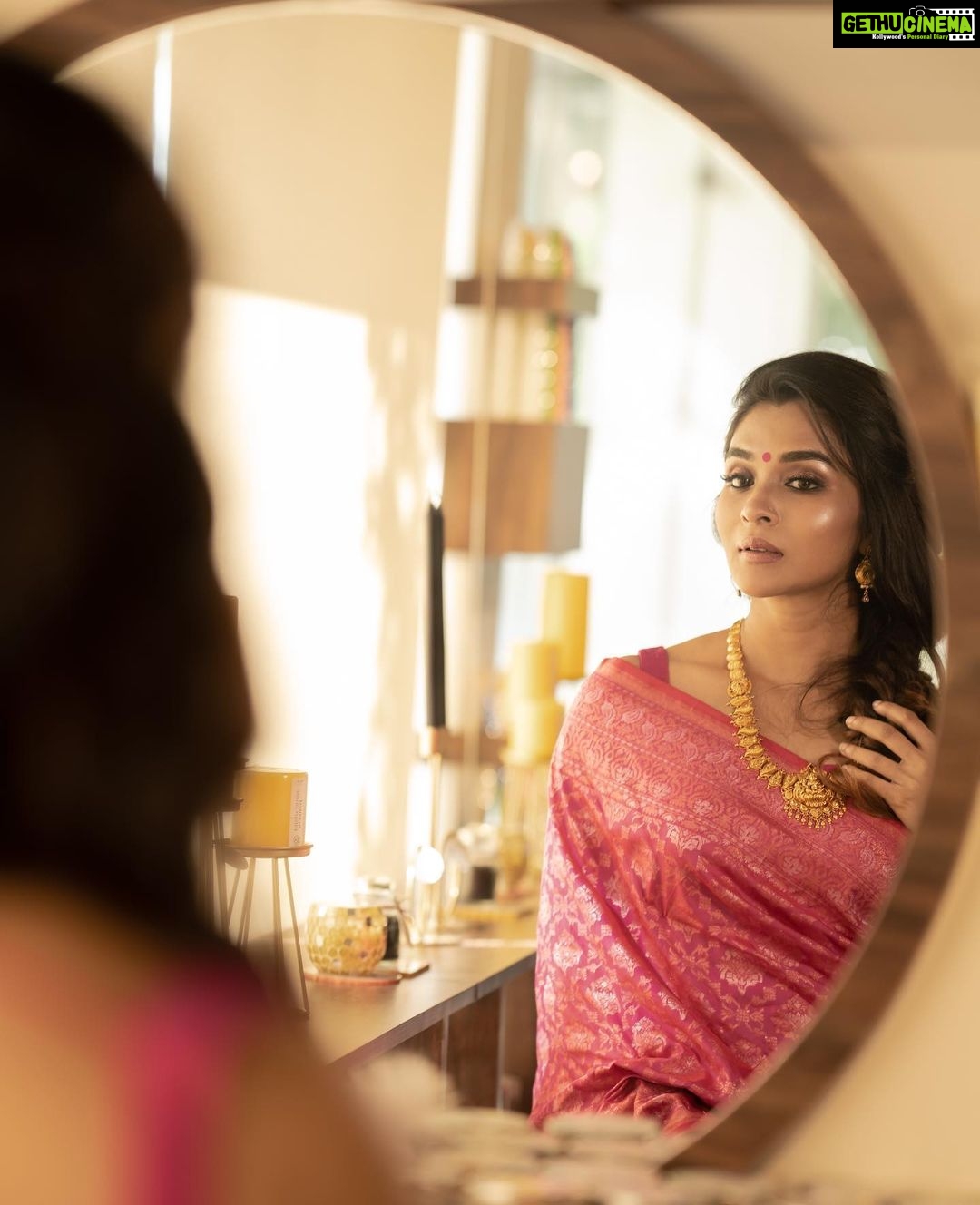 Vinitha Koshy Instagram - PC @ashiq_rahim Costume @pastelsdesignstudio Make up @aishamuhsina Jewellery @nakshatragoldanddiamonds Agency: @chiramelmediaworks Brand consultant @abithahemington Creative Director @babinchiramel Location @popularcandlessince1960