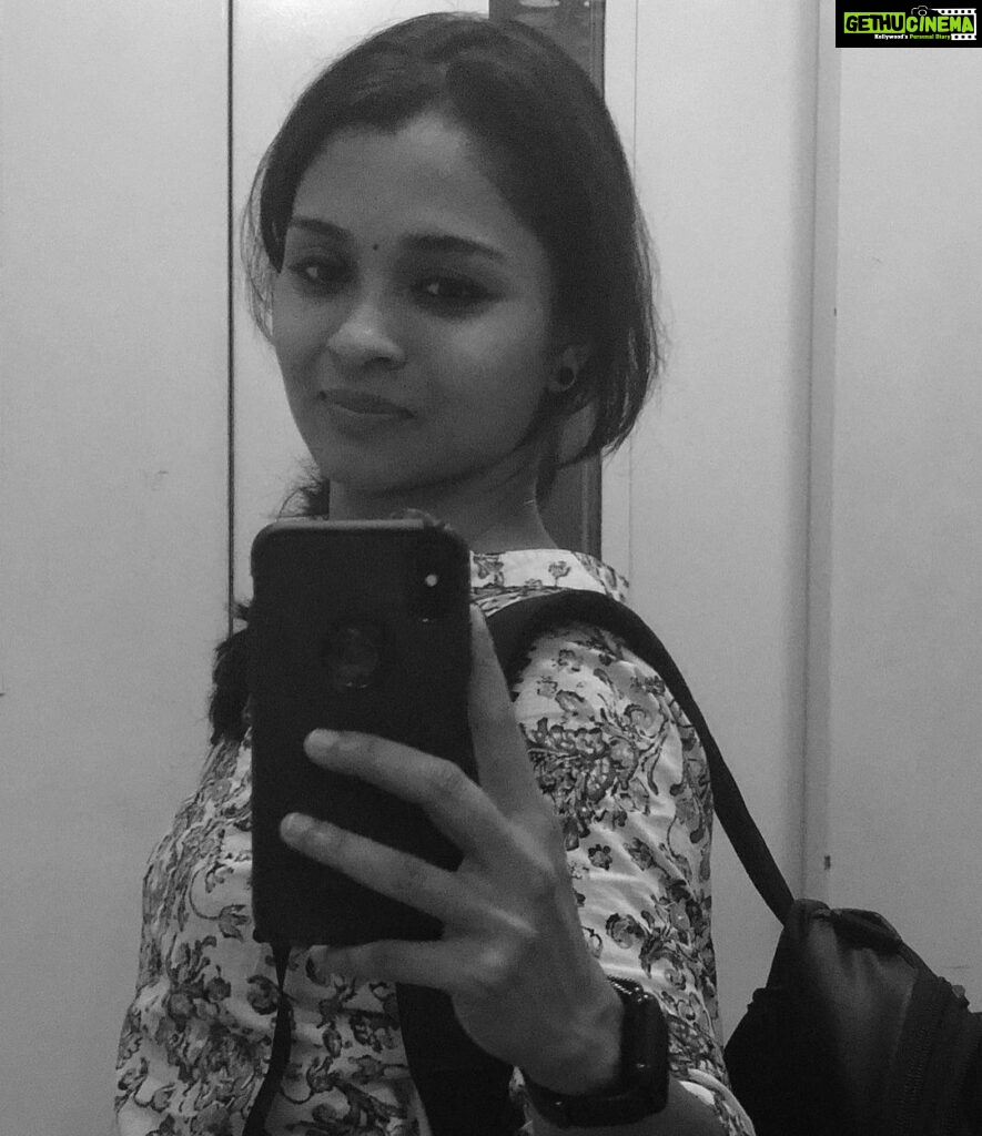Vinitha Koshy Instagram - Do me a favour … smile :) 💫